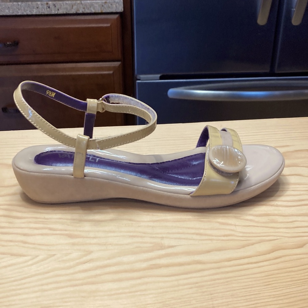 Vaneli Velcro Strapped Sandal, 9.5M
